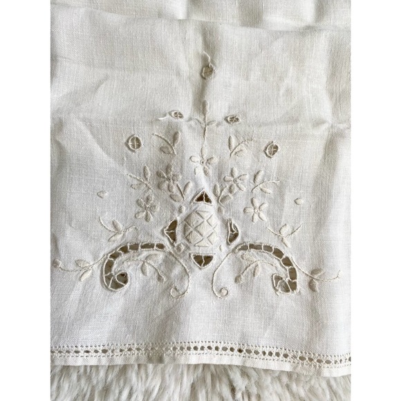 Vintage embroidered linen table runner - Picture 5 of 8